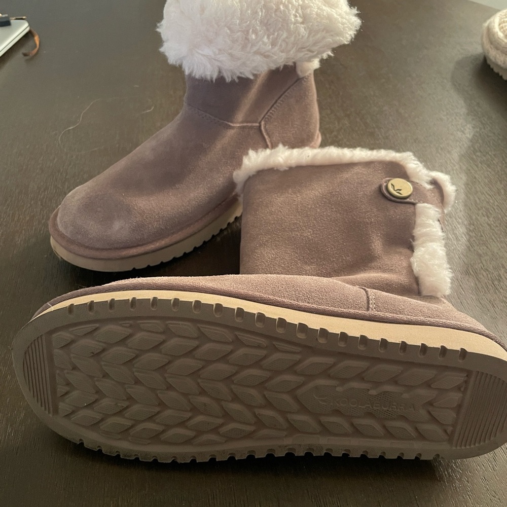 Women’s tan suede UGG boot size 8